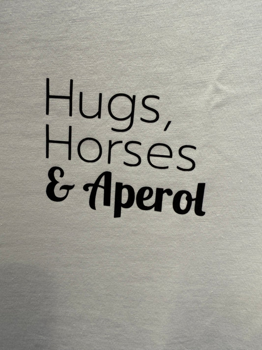 T-Shirt „Hugs, Horses & Aperol“ weiß