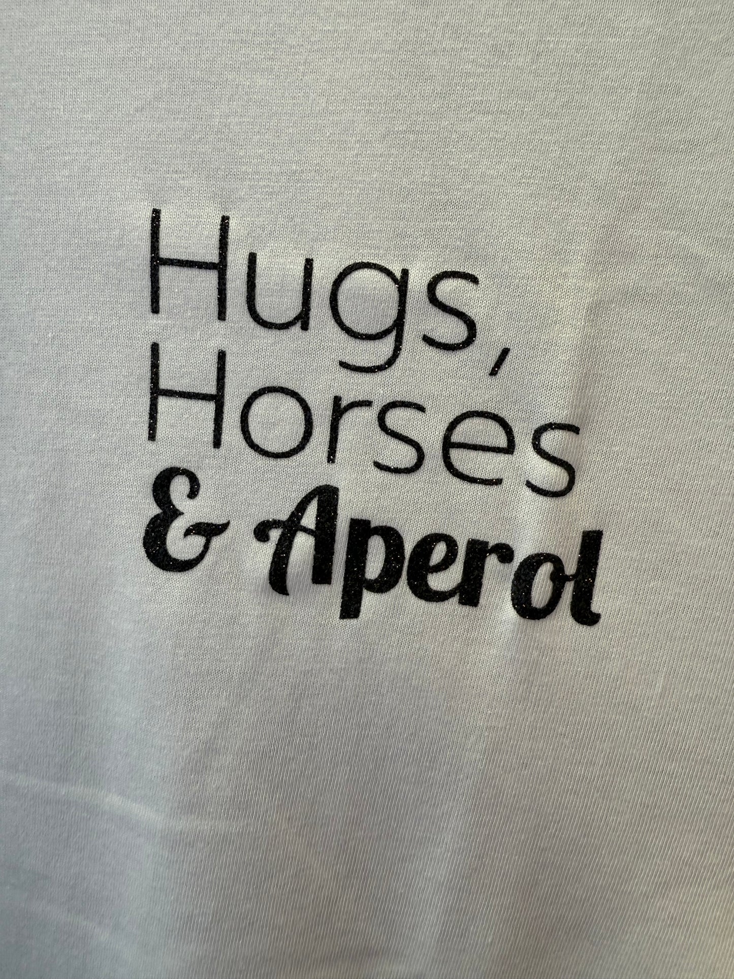 T-Shirt „Hugs, Horses & Aperol“ weiß
