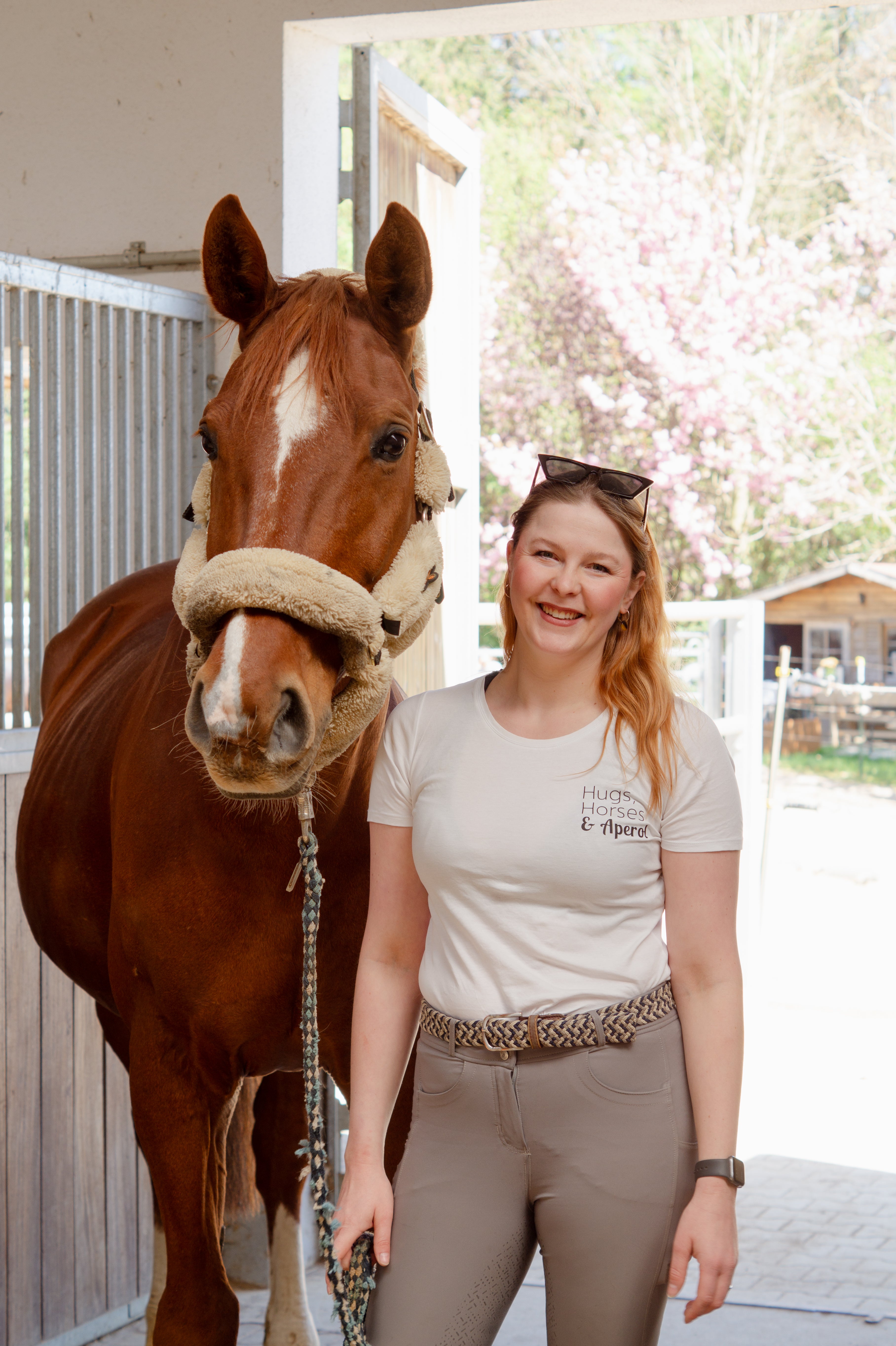 T-Shirt „Hugs, Horses & Aperol“ weiß